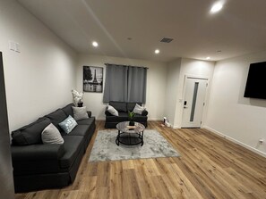 Living area - Marvelous 6-bedroom house with AC in Los Angeles. (Los Angeles)