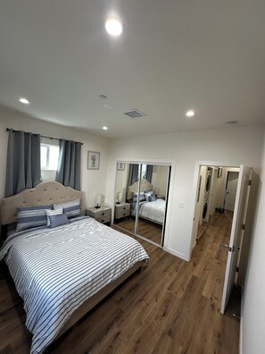 6 bedrooms, iron/ironing board, Internet, bed sheets - Marvelous 6-bedroom house with AC in Los Angeles. (Los Angeles)