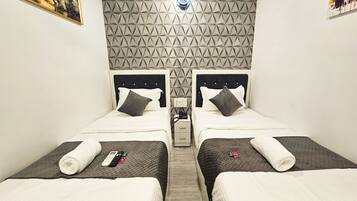 Deluxe-dobbeltværelse - udsigt til pool | Skrivebord, arbejdsområde til bærbare computere, gratis Wi-Fi