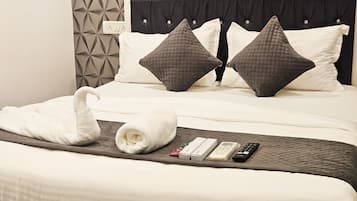 Deluxe dubbelrum - utsikt mot poolen | Skrivbord, arbetsyta för laptop och gratis wi-fi