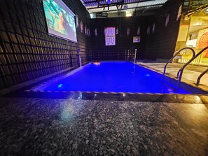Indoor pool - Astha Home Shared Pool Rooms (Mumbai)