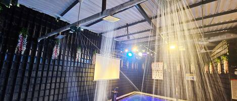 Una piscina cubierta