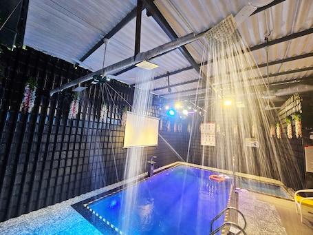 Una piscina techada. Astha Home Shared Pool Rooms