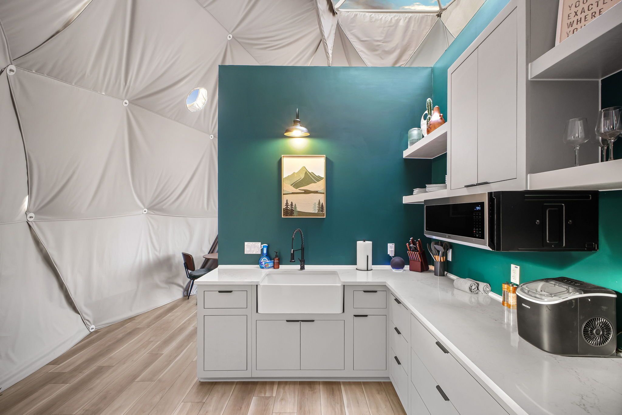 Mikrowelle, Herdplatte, Wasserkocher mit Kaffee-/Teezubehör, Toaster