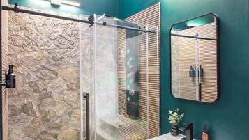 Shower, hair dryer, bidet, towels