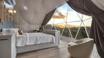 Tabla de planchar con plancha, wifi gratis y ropa de cama