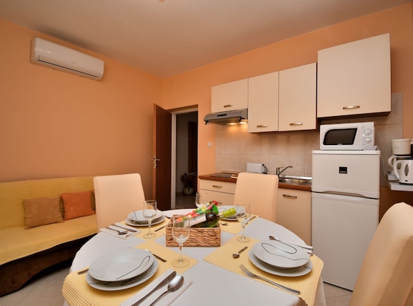 Huoneisto (Two Bedroom Apartment with Terrace) | Ruokasali