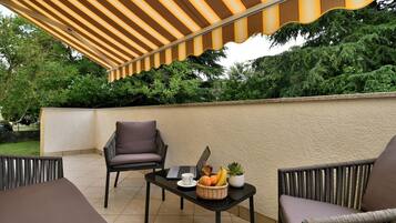 Căn hộ (Two Bedroom Apartment with Terrace) | Ban công