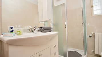 Apartment (Two Bedroom Apartment with Terrace) | Badezimmer | Dusche, Handtücher