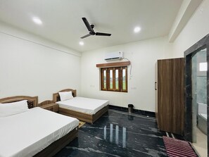 Deluxe Twin Room, 2 Single Beds, Balcony, City View - Regency Villa (Bodh Gaya)
