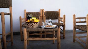 Apartment, 2 Bedrooms, Balcony, Mountain View | Dining room