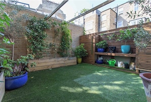 House, 2 Bedrooms | Garden - Elegant Knightsbridge Townhouse Close to Harrods (London)