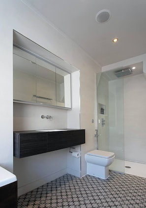 Bathroom - Elegant Knightsbridge Townhouse Close to Harrods (London)