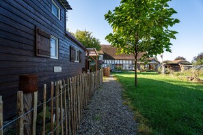Property grounds - Apartment 'Schwarzwald' with Private Terrace, Wi-Fi and Air Conditioning (Rheinau)