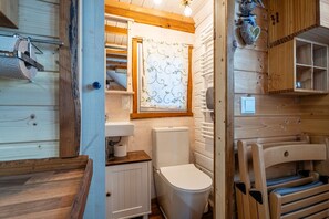 Suihku, hiustenkuivaaja, pyyhkeet