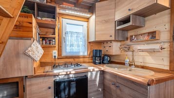 Fridge, stovetop, coffee/tea maker, electric kettle