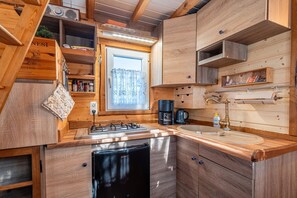 Fridge, stovetop, coffee/tea maker, electric kettle