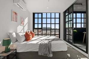 2 bedrooms, desk, iron/ironing board, WiFi