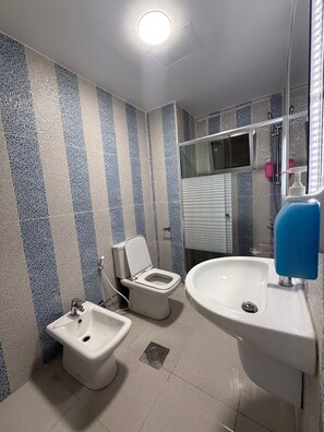 Shower, jetted bath - 3bedroom aprt of 200sqm near movenpick hotel amman (Amman)