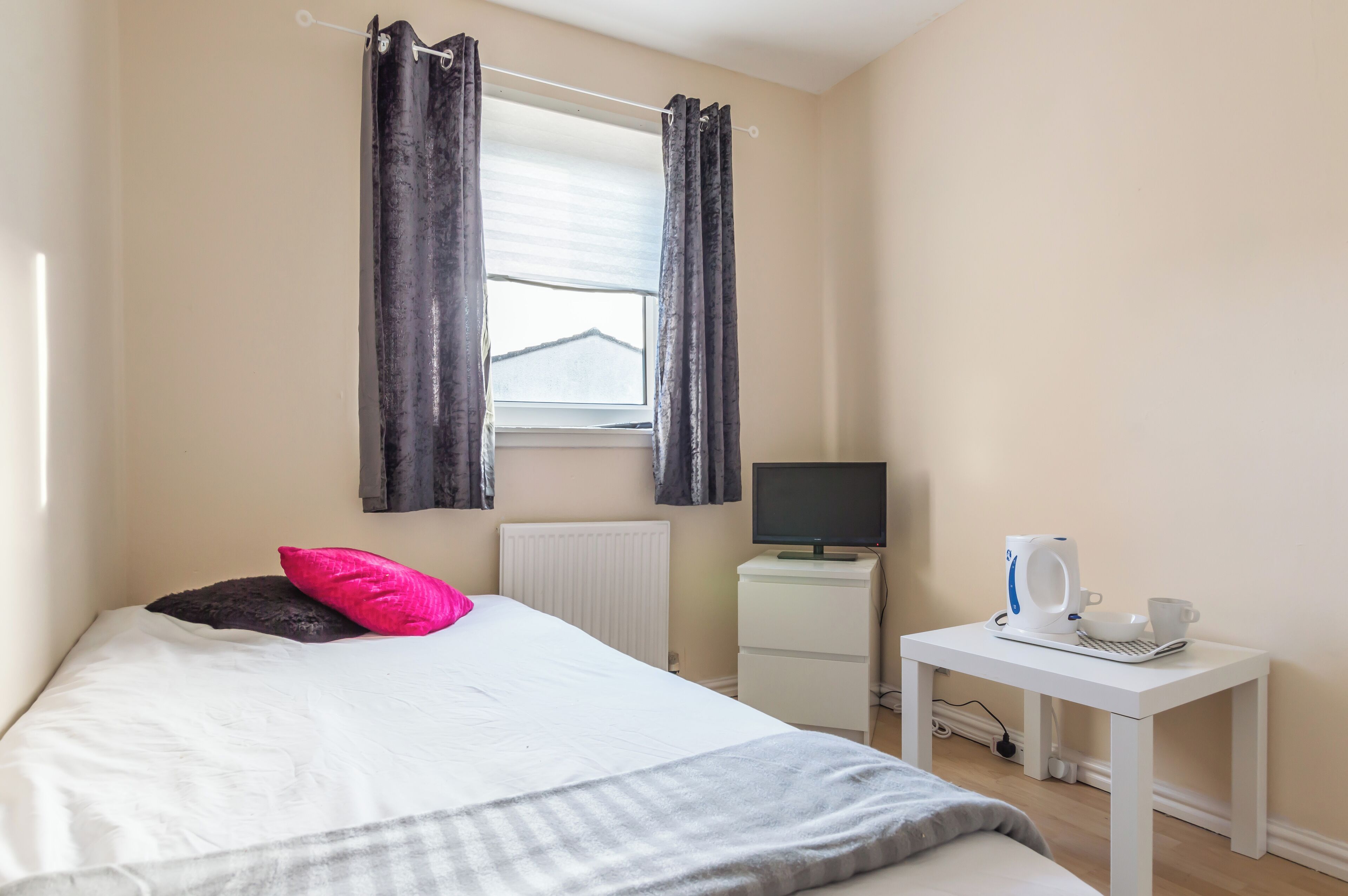 5 bedrooms, iron/ironing board, internet, bed sheets