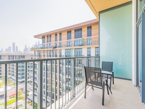 Appartement luxueux, balcon, vue sur la ville | Balcon