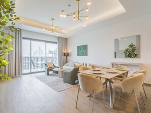 Apartamento superluxo, sacada, vista para a cidade | Área de estar | Smart TV 55 polegadas com canais digitais