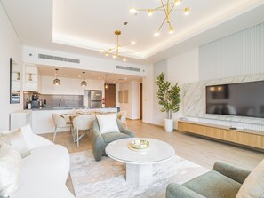 Appartement Luxe, balcon, vue ville | Coin séjour | TV connectée de 55 pouces avec chaînes numériques