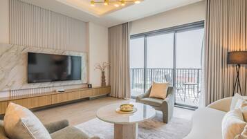 Apartamento superluxo, sacada, vista para a cidade | Área de estar | Smart TV 55 polegadas com canais digitais