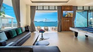 Luxury Villa, 4 Bedrooms, Ocean View, Beachfront | Ruang tamu