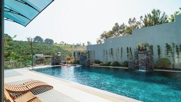 Hồ bơi ngoài trời