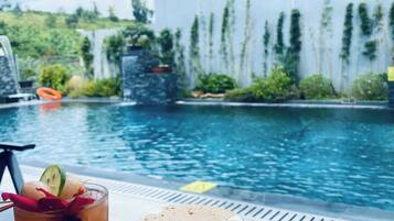 Una piscina al aire libre