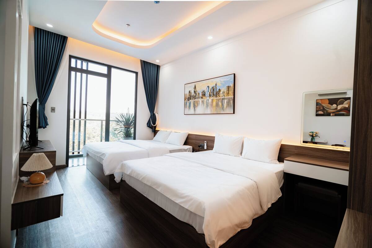 Quadrupla Executive, balcone, vista collina | Biancheria da letto ipoallergenica, materassi in memory foam, minibar