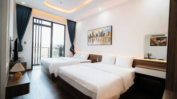 Habitación cuádruple ejecutiva, balcón, vista a la colina | Ropa de cama hipoalergénica, camas con efecto memoria y minibar