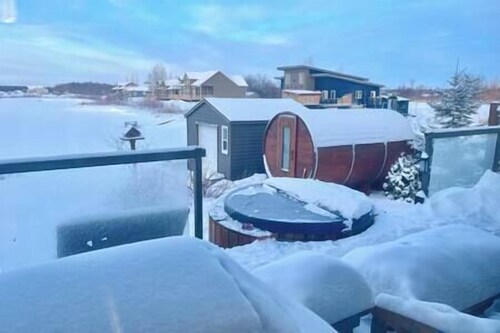 Lake Front 4 Bedroom Home with Hot Tub & Sauna