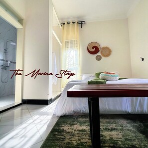 Habitación individual económica, baño privado, planta ejecutiva | Baño | Artículos de higiene personal gratuitos, secador de pelo y albornoces