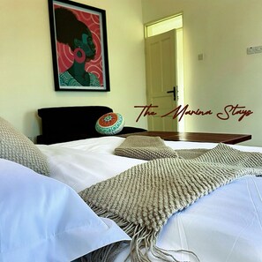 Caixa forta a l'habitació i escriptori 