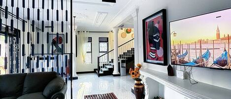 Luksusrom, utsikt mot høyde | Oppholdsområde | PC-skjermer og printere