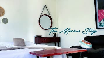 Deluxe kamer, uitzicht op heuvels | Een kluis op de kamer, een bureau, een laptopwerkplek