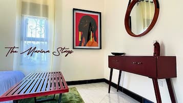 Deluxe kamer, uitzicht op heuvels | Een kluis op de kamer, een bureau, een laptopwerkplek