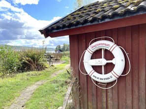 Un flotador anclado a una estructura de madera con un sendero que lleva a una zona de picnic.