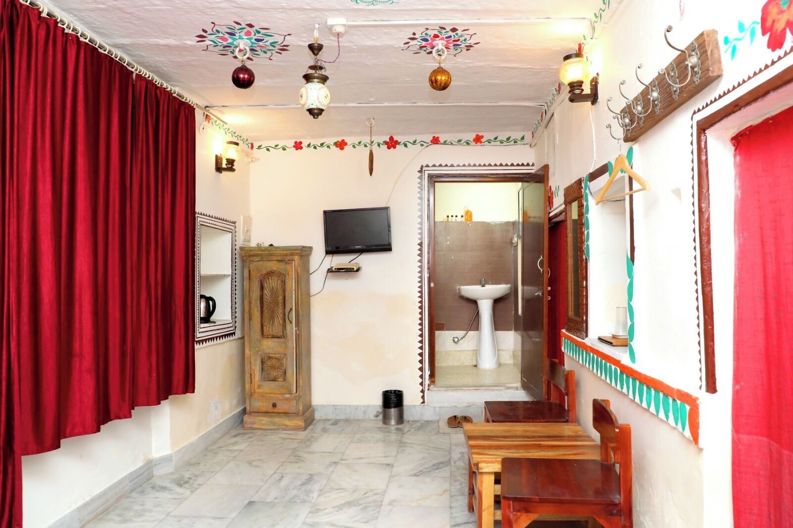 Standard Room | Living area | TV