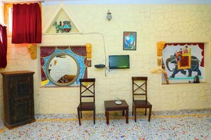 Deluxe Room | Living area