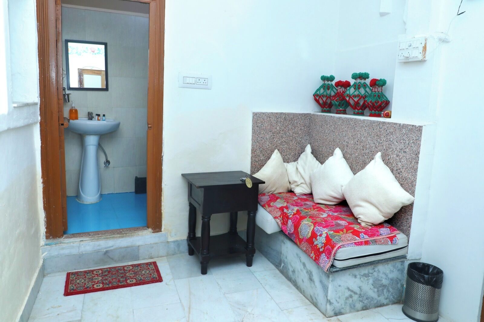 Standard Room | Living area | TV