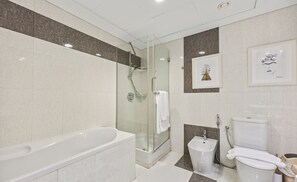 Ensemble douche/baignoire, articles de toilette gratuits, sèche-cheveux