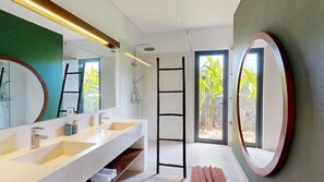 Shower, hair dryer, bidet, towels