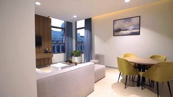 Apartamento luxo | Ferros/tábuas de passar roupa, Wi-Fi de cortesia