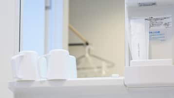 Studio, 1 Double Bed, Non Smoking | Bathroom | Combined shower/tub, slippers, shampoo, toilet paper