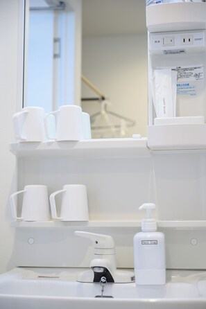 スタジオ ダブルベッド 1 台 禁煙 | ��バスルーム | シャワー付き浴槽、スリッパ、シャンプー、トイレットペーパー