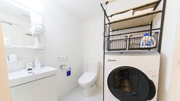 Studio, 1 Double Bed, Non Smoking | Bathroom | Combined shower/bathtub, slippers, shampoo, toilet paper