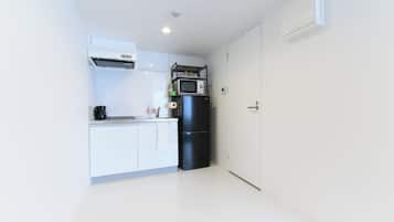 Studio, 1 Double Bed, Non Smoking | Private kitchen | Fridge, microwave, stovetop, cookware/dishes/utensils